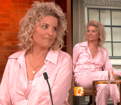 Clarice-Stenger-Deze-roze-blouse-draagt-Clarice-Stenger-bij-RTL-Boulevard.png