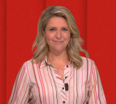 Anne-van-der-Meer-Anne-van-der-Meer-draagt-deze-blouse-met-strepen-bij-EditieNL.png